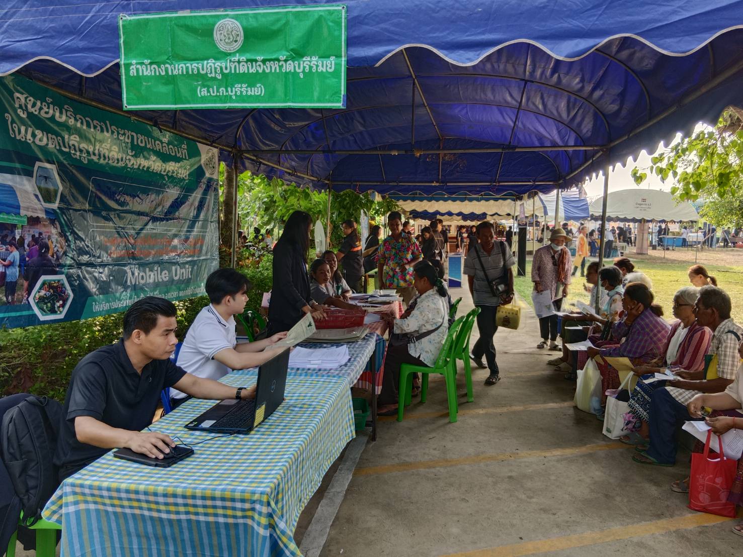 title - วันที่ 22 เมษายน 2569 นายประเสริฐ กาญจนเกียรติกุล ปฏิรูปที่ดินจังหวัดบุรีรัมย์ มอบหมายให้นางนวลละออง ชูมาตย์ ผู้อำนวยการกลุ่มยุทธศาสตร์และการปฏิรูปที่ดิน พร้อมเจ้าหน้าที่ ส.ป.ก.บุรีรัมย์ ร่วมงานหน่วยแพทย์เคลื่อนที่ (พอ.สว.) และโครงการ 